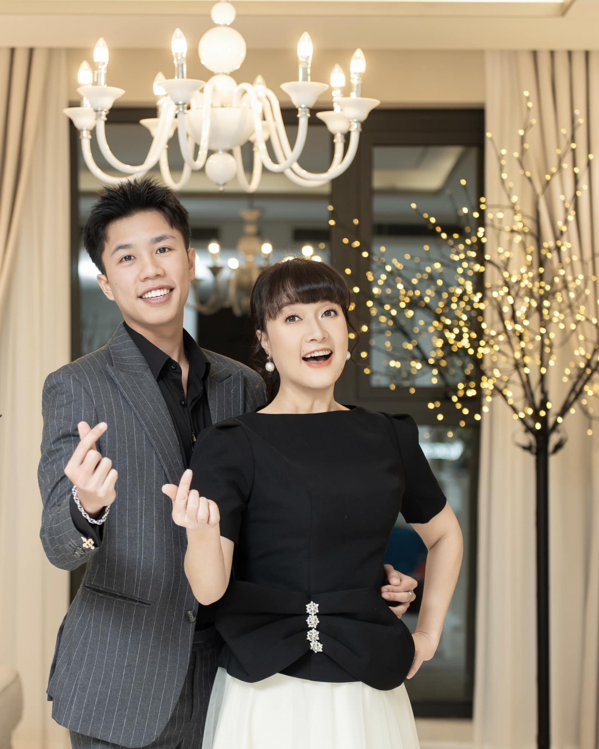Vân Dung cảm ơn khán giả vì đã ủng hộ và thương yêu vai diễn mới của con trai mình – diễn viên Long Vũ: “Mỗi vai diễn một hành trình. Cảm ơn khán giả nhiệt tình thương yêu”. (Nguồn: FBNV)