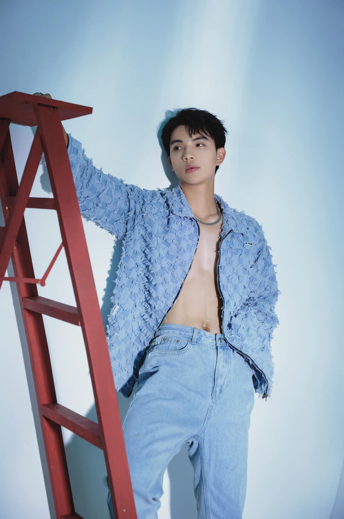 Việt Hoàng (vai Dũng trong Những nẻo đường gần xa) cực kỳ phong trần trong bộ ảnh mới. (Nguồn: FBNV)