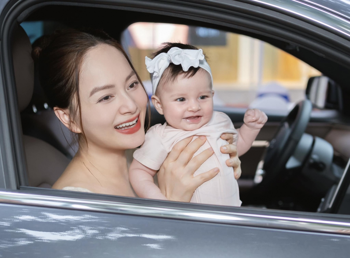 “Mia bé bỏng của mẹ tròn 5 tháng. 5 tháng ngập tràn tình yêu và hạnh phúc khi mẹ nhìn con lớn lên từng ngày”, diễn viên Lan Phương đăng ảnh chụp cùng con gái. (Nguồn: FBNV)