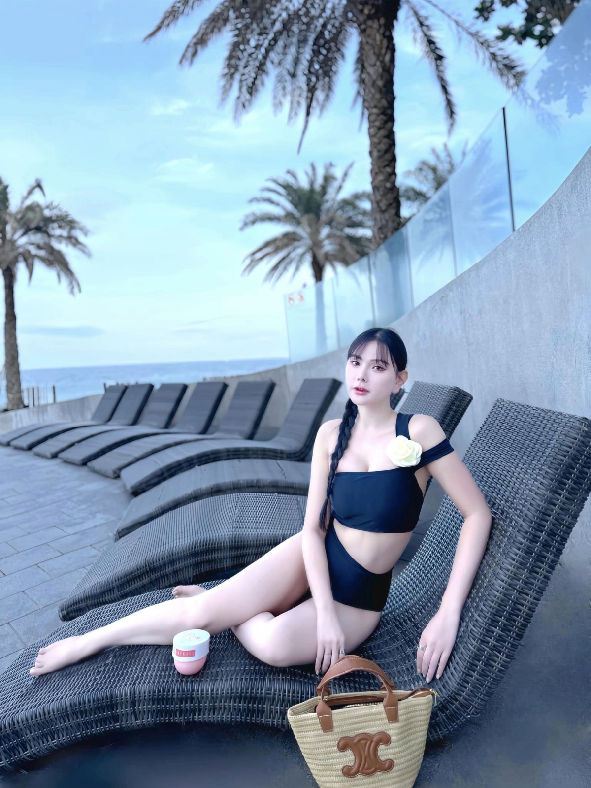 Thu Thủy diện bikini khoe dáng nuột nà. “Mỗi ngày hãy sống như hoa hướng dương hướng về phía mặt trời, hấp thụ trọn vẹn năng lượng và vui vẻ mỉm cười”, nữ ca sĩ viết. (Nguồn: FBNV)