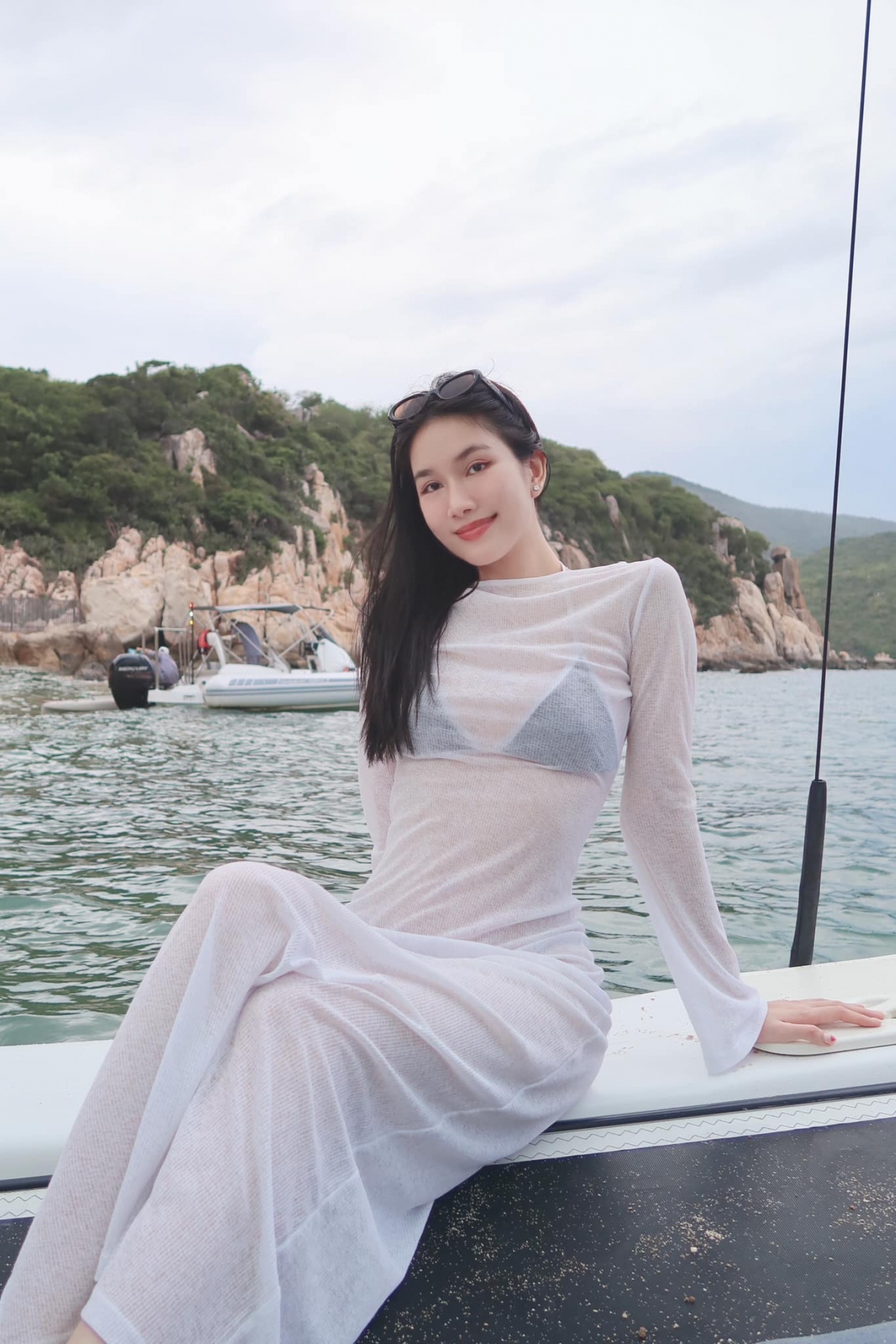 Á hậu Phương Anh khoe dáng khi đi biển. “Biển thì đẹp đấy. Nhưng có em thì đẹp hơn”, cô viết. (Nguồn: FBNV)