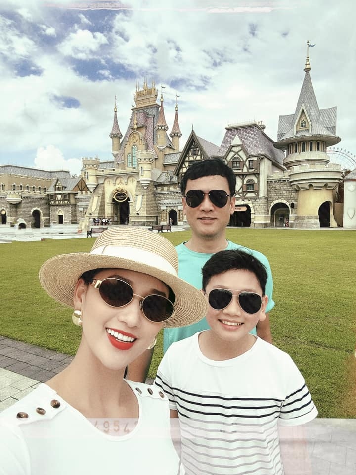 Lã Thanh Huyền tận hưởng chuyến du lịch cùng chồng và con trai. (Nguồn: FBNV)