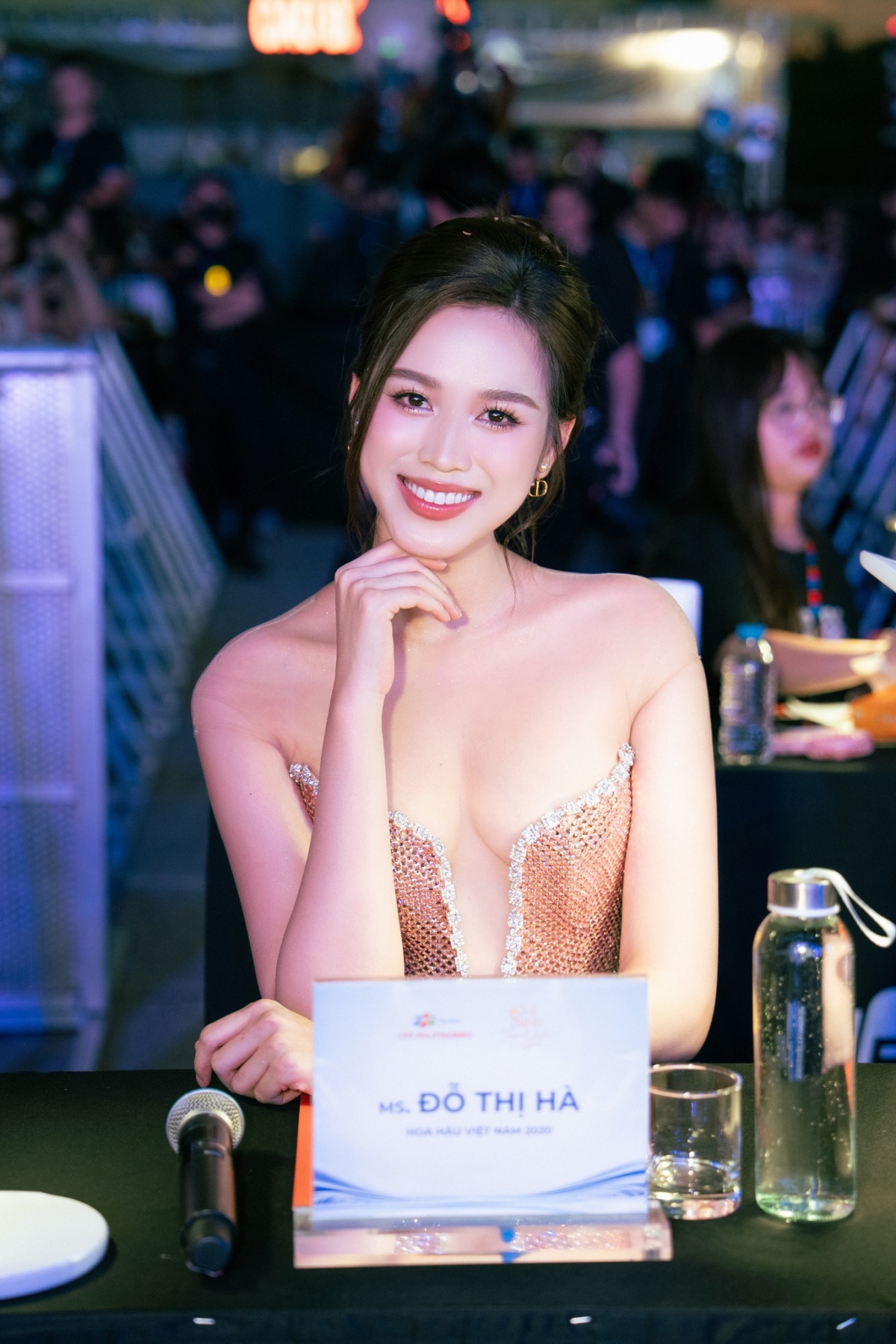 Hoa hậu Đỗ Hà nổi bật với làn da trắng và nhan sắc trong trẻo khi ngồi ghế giám khảo. (Nguồn: FBNV)