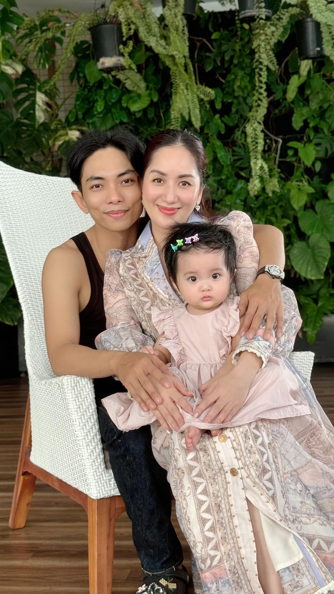 Vợ chồng Khánh Thi – Phan Hiển chụp cùng con gái út Lisa: “Em bé Lisa tròn 11 tháng rồi ạ. Chuẩn bị thôi nôi rồi nè cô chú ơi”. (Nguồn: FBNV)
