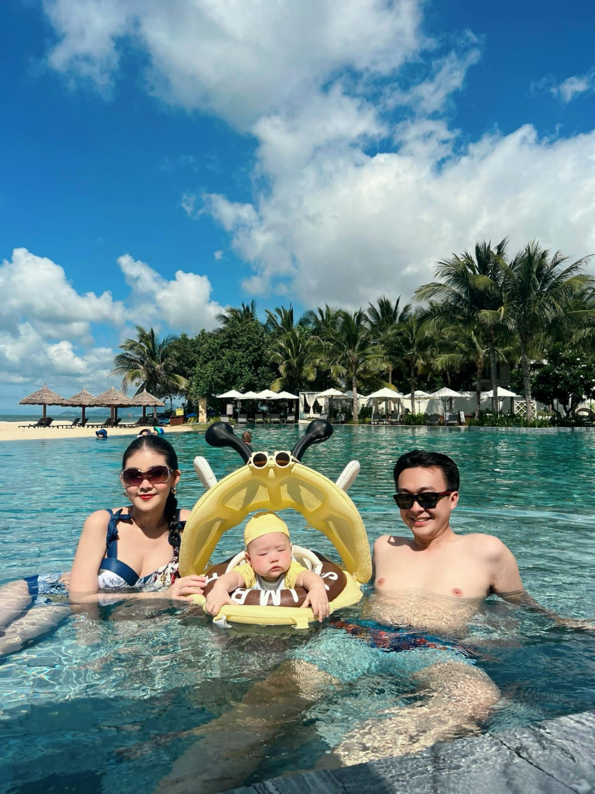 Lê Âu Ngân Anh tận hưởng chuyến du lịch cùng ông xã và con trai Tino. “Tino đã có một chuyến du lịch đầu đời đáng nhớ cùng cả nhà nè!”. (Nguồn: FBNV)