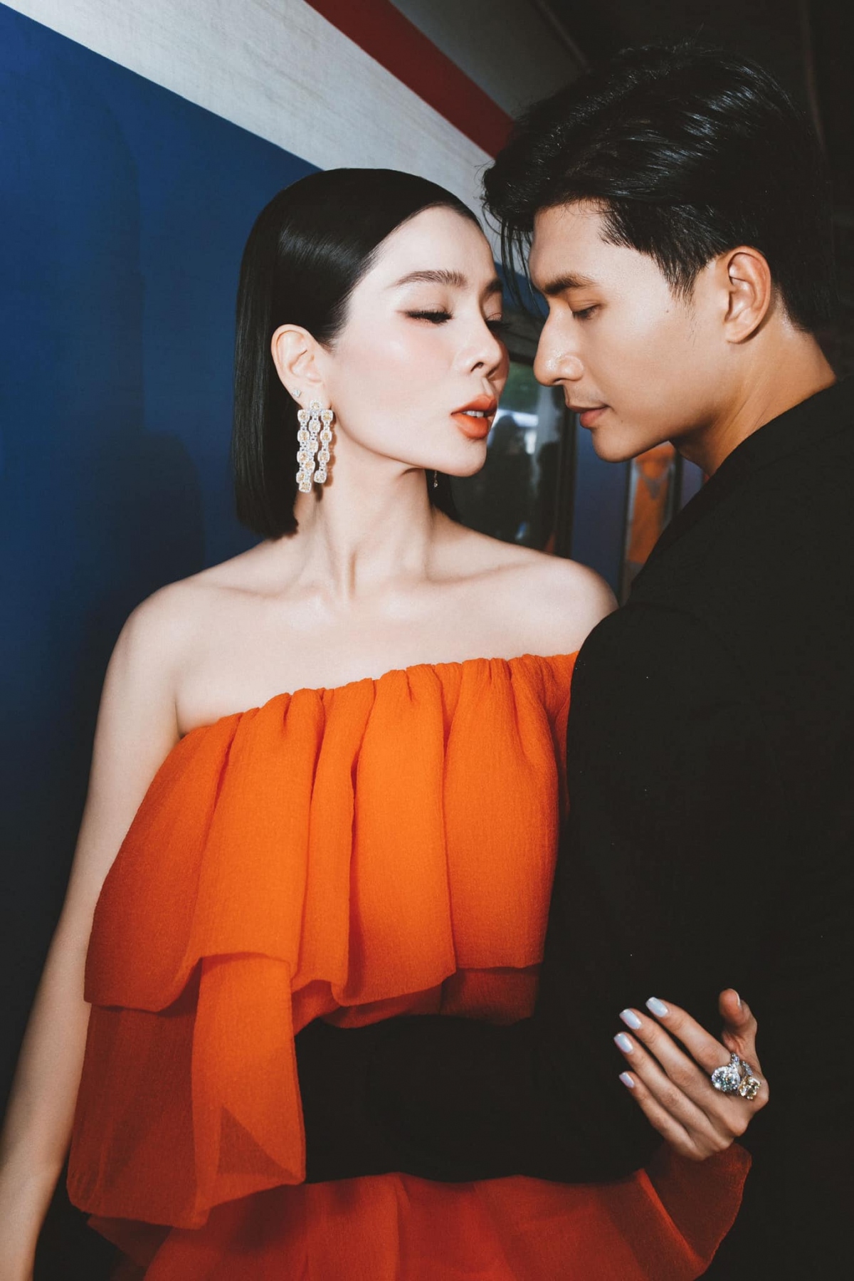 Sao Việt 13/8: Lệ Quyên tình tứ bên tình trẻ Lâm Bảo Châu trong bộ ảnh mới. “Cảm ơn những tháng năm dài ngọt ngào thanh xuân của anh ở bên em. Cảm ơn anh mang thanh xuân trở lại với em lần nữa”, nữ ca sĩ viết. (Nguồn: FBNV)
