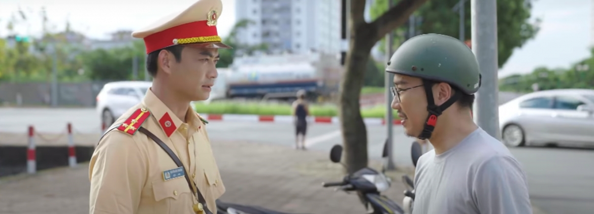 Quý đến tận chỗ làm của Nghiêm để trả số tiền đã nợ lần trước