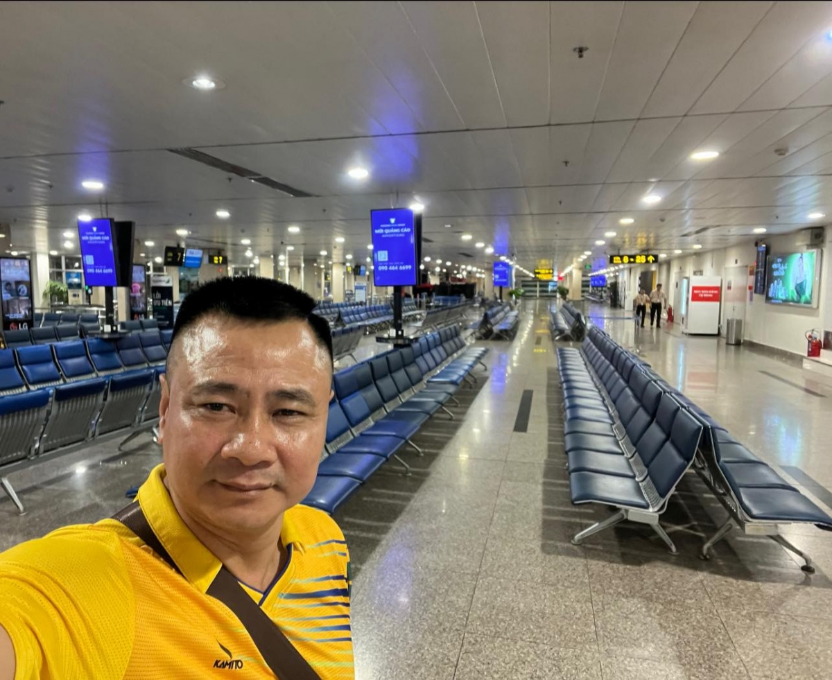 NSND Tự Long tự gọi bản thân là "kẻ cô đơn giữa chốn phồn hoa" khi ở sân bay một mình lúc 3h sáng.