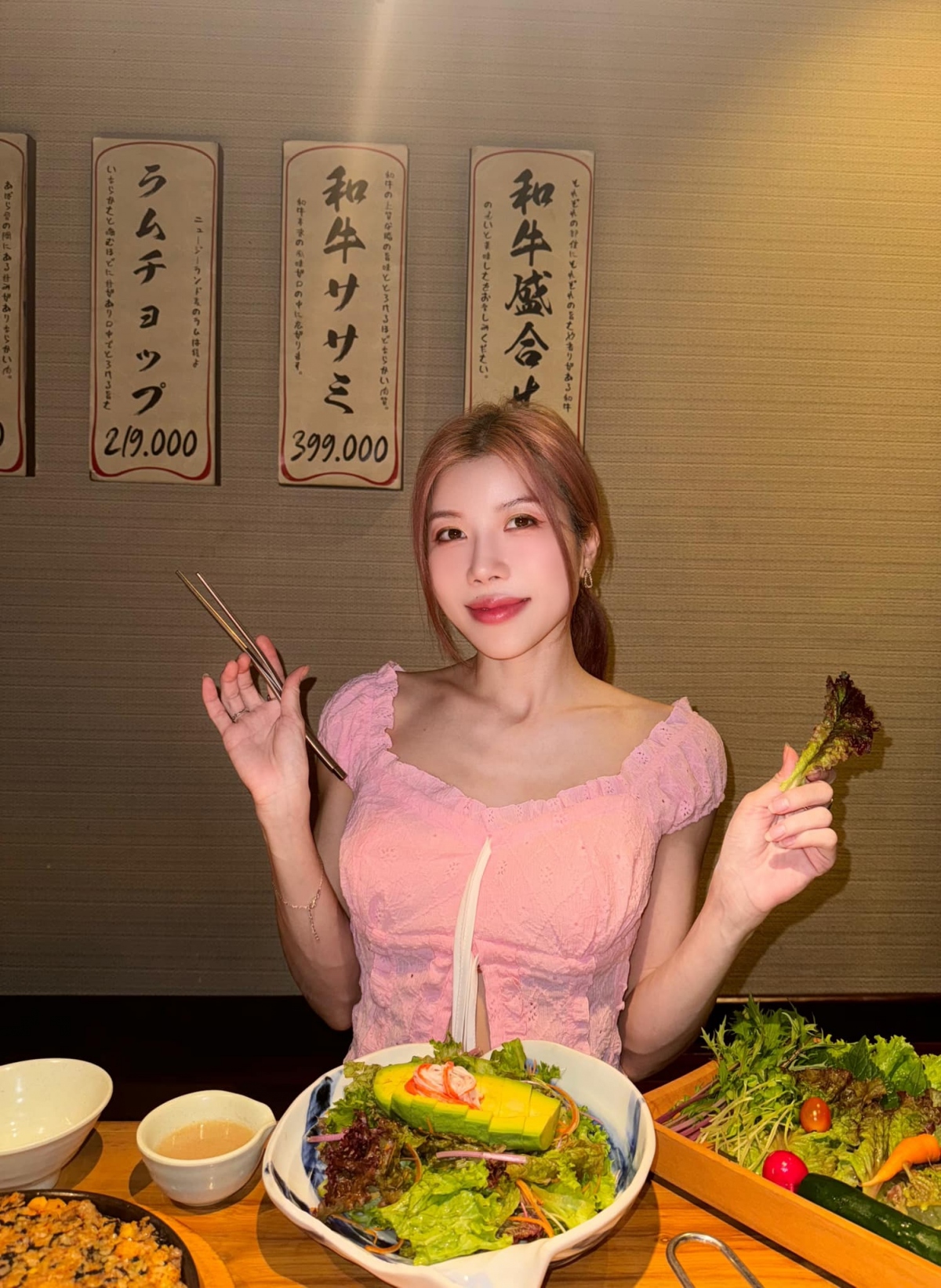 Trang Pháp mặc quần áo đơn giản đi ăn thịt nướng. Nữ ca sĩ chia sẻ cô luôn ăn uống thoải mái, chưa bao giờ phải ăn kiêng và đối mặt với nỗi sợ hãi về cân nặng. (Nguồn: FBNV)