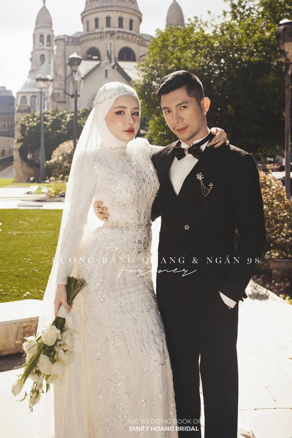 Lương Bằng Quang và Ngân 98 gây chú ý với bộ ảnh cưới tại Đà Lạt. Trong khi Lương Bằng Quang diện bộ suit lịch lãm thì Ngân 98 lại chọn thiết kế váy trắng được đính kết tỉ mỉ với điểm nhấn là khăn trùm kín phần tóc trông vô cùng lạ mắt. Được biết bộ ảnh cưới mới toanh này được cặp đôi chụp trong tháng 8.