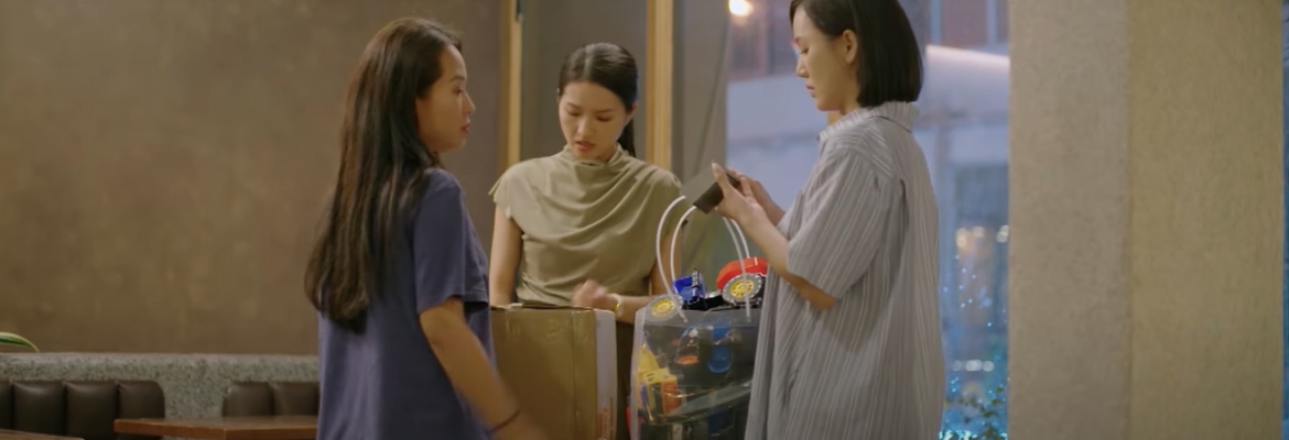 Yên quyết định trả lại toàn bộ những món đồ mà Trang và Đào đã tặng cho gia đình cô