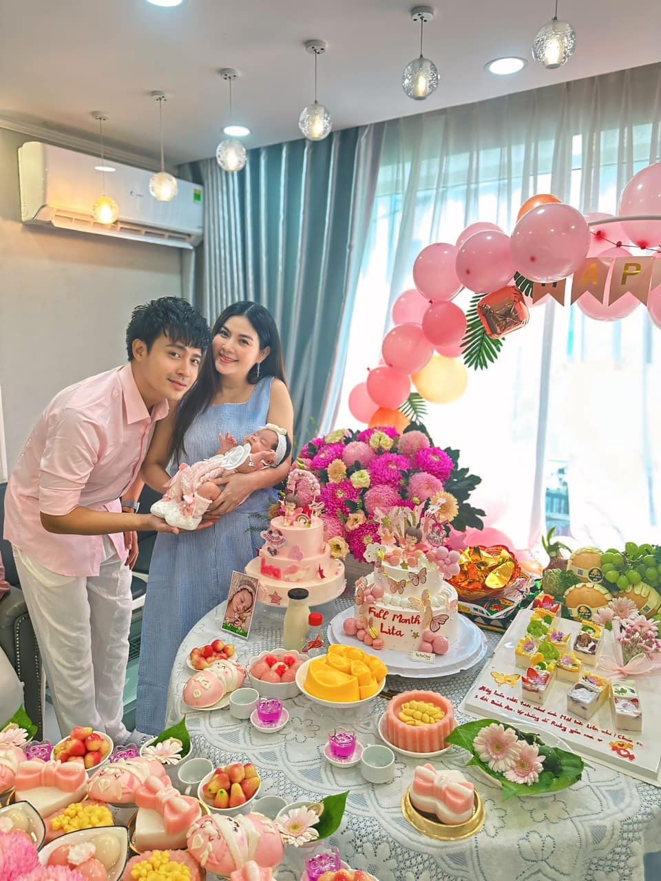 Vợ chồng Kha Ly – Thanh Duy tổ chức lễ đầy tháng cho con gái đầu lòng. “Chúc con luôn khoẻ mạnh, bình an, là một cô gái lương thiện, vui vẻ và hạnh phúc con nhé”, nữ diễn viên nhắn nhủ tới con gái. (Nguồn: FBNV)