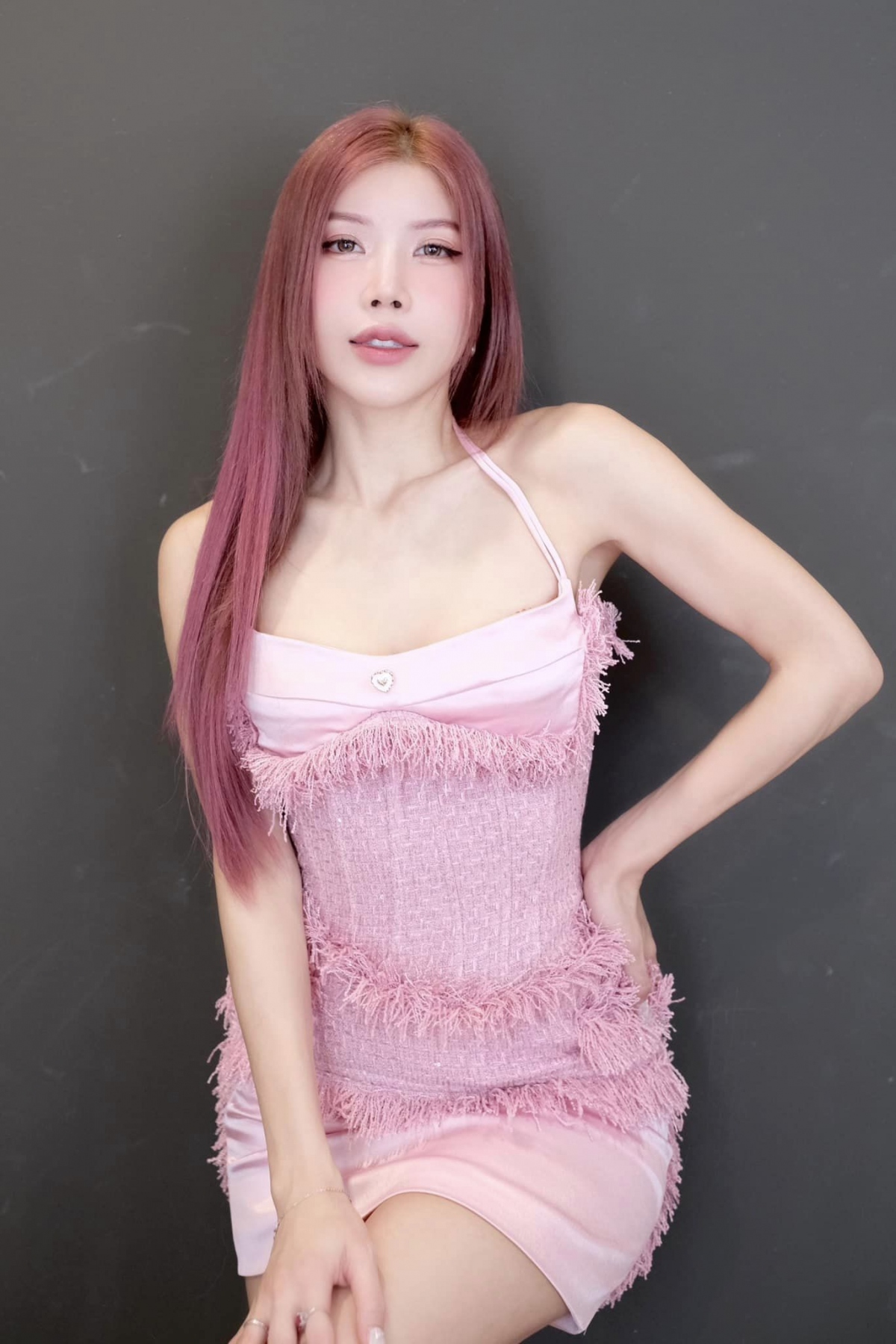 Trang Pháp nổi bật trong bộ trang phục hồng: “Đừng nhìn Trang lâu. Coi chừng đậm sâu”. (Nguồn: FBNV)
