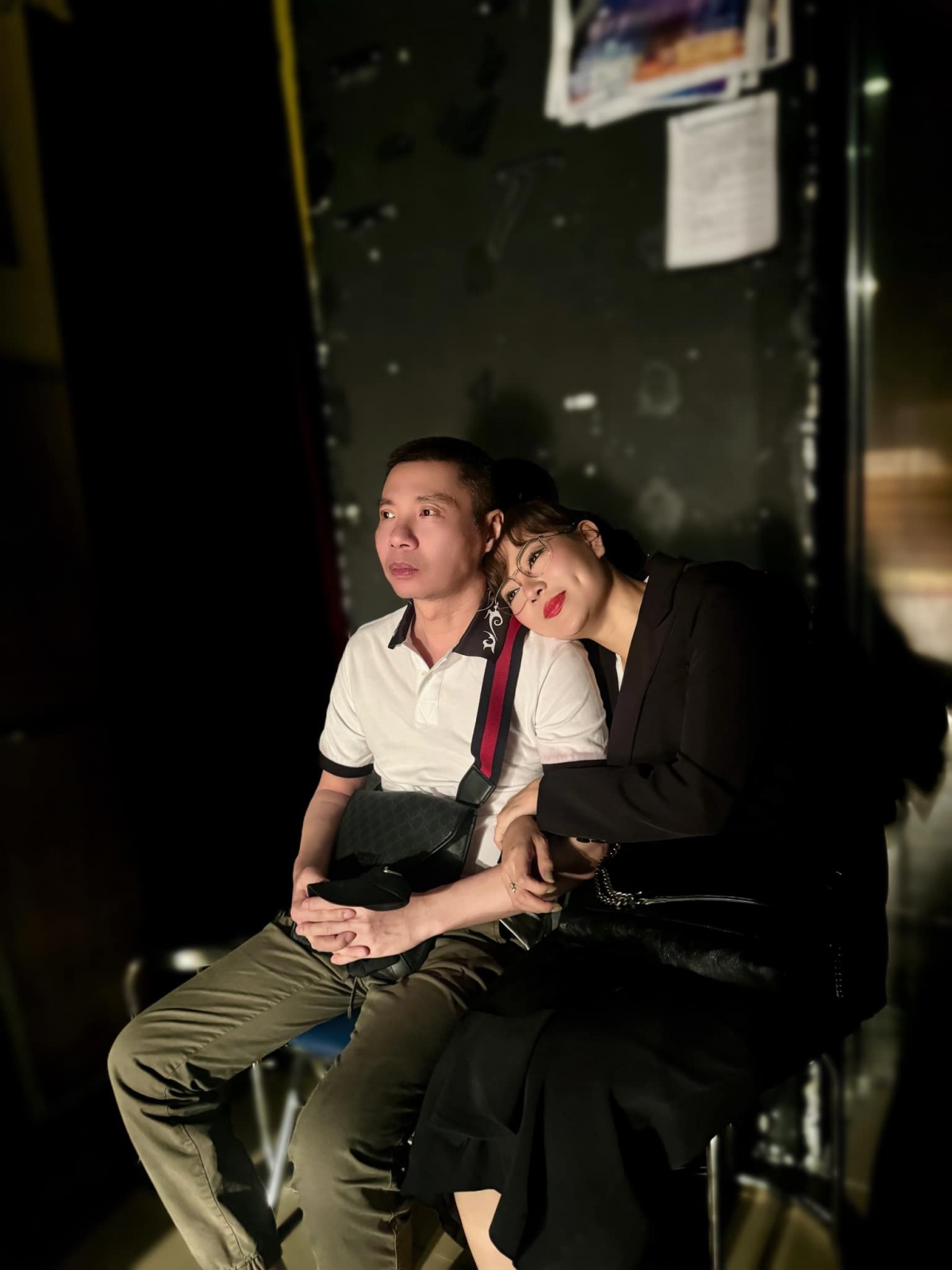 "Tựa vào vai chàng em hỏi nhỏ. Diễn xong 2 đứa có...vào kho", diễn viên Thanh Hương viết khi NSND Công Lý trở lại Nhà hát Kịch Hà Nội.