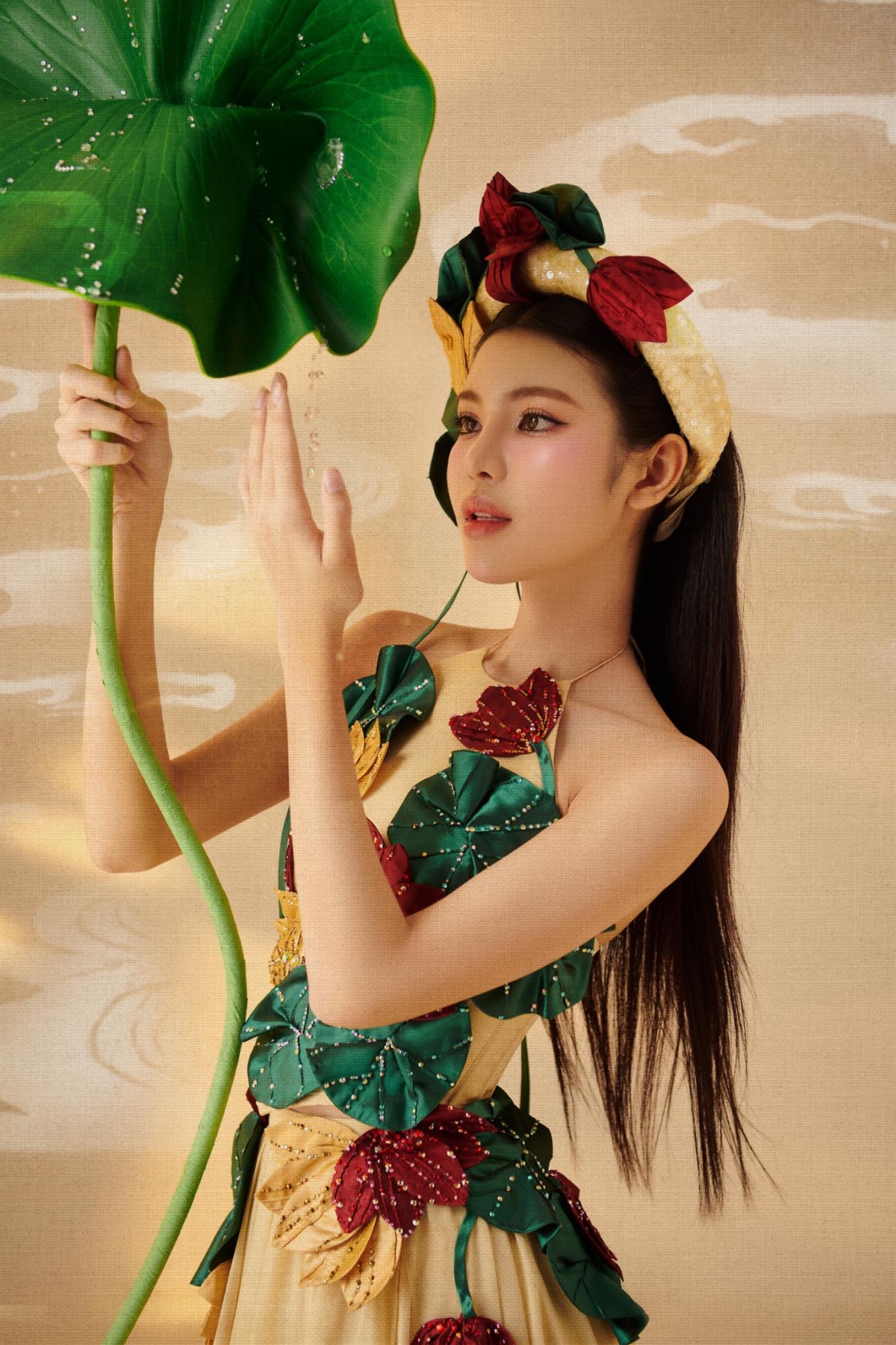 Nguyễn Tường San trong bộ trang phục dân tộc “Mục Đồng Mơ Trưa” tại cuộc thi Miss International Queen 2024. (Nguồn: FBNV)