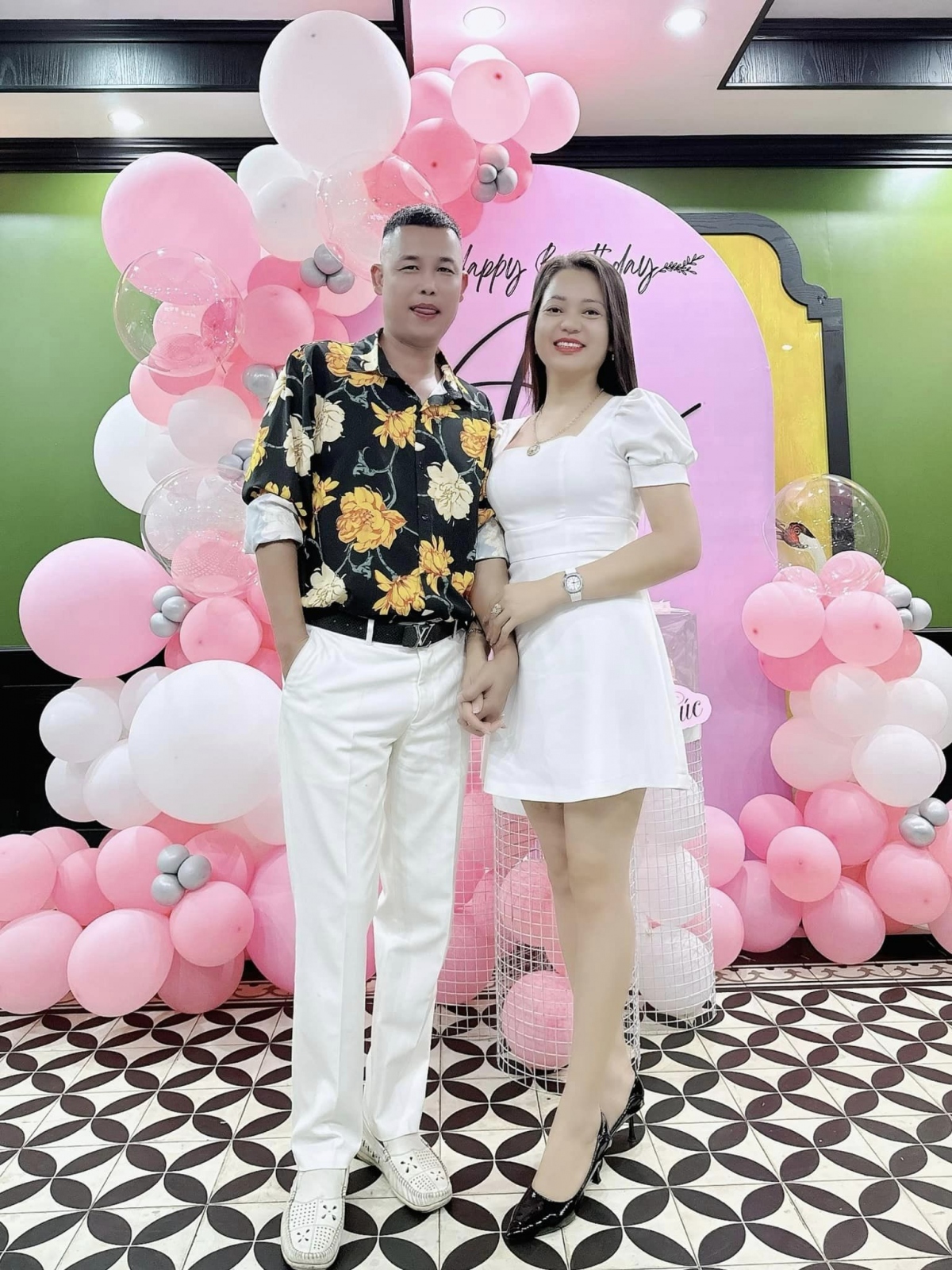 Diễn viên Hiệp Gà sánh đôi cùng bạn gái mới sau hơn 5 năm chia tay vợ thứ ba. (Nguồn: FBNV)
