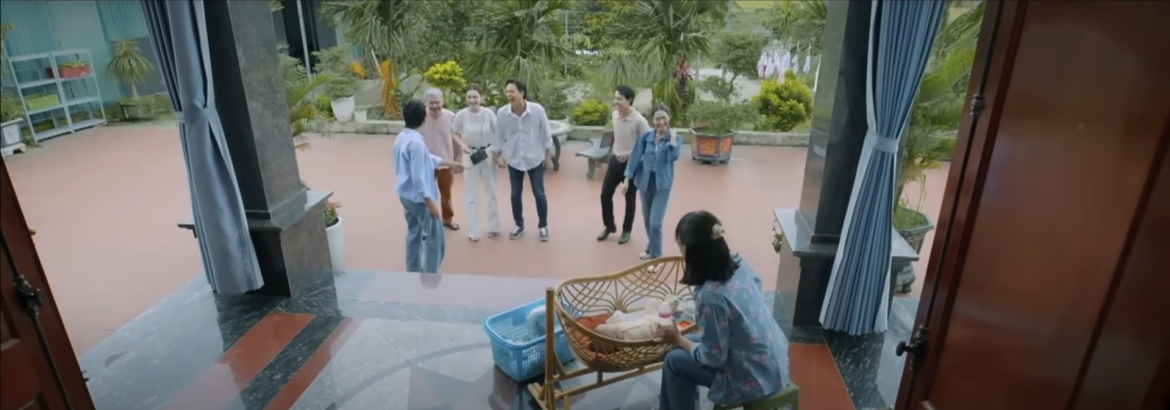 Bố Nam cùng mấy anh em chứng kiến cảnh Bảo và Ngà đang chăm bé Kim Cương