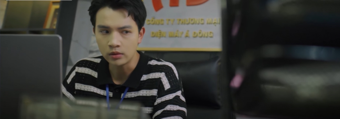 Dũng vô tình nhìn thấy hồ sơ thầu mà chị Diễm muốn Dũng sao chép đặt trên bàn
