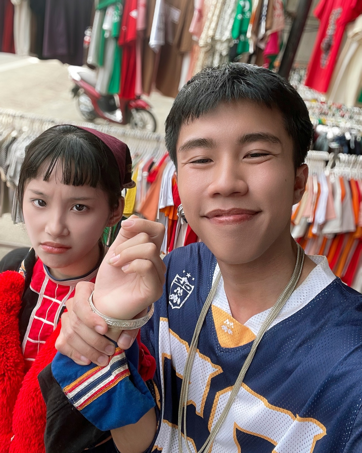 Nghệ sĩ Vân Dung đăng ảnh hậu trường của con trai và bạn diễn khi đóng phim.