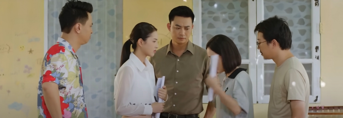 Tất cả mọi người tập trung ở xóm trọ để chuẩn bị cho vở kịch "tình chị em"