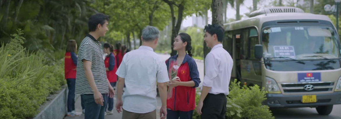 Đông trở về trong sự chào đón nồng nhiệt của bố Nam và những người anh em
