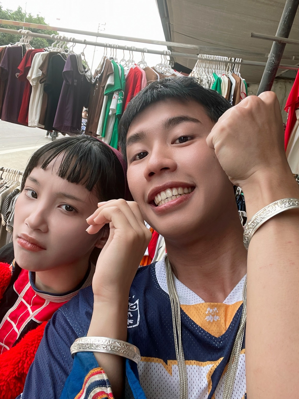 Con trai nghệ sĩ Vân Dung - Long Vũ (vai Chải) đăng tải ảnh hậu trường phim "Đi giữa trời rực rỡ" cùng Thu Hà Ceri (vai Pu). (Nguồn: FBNV)