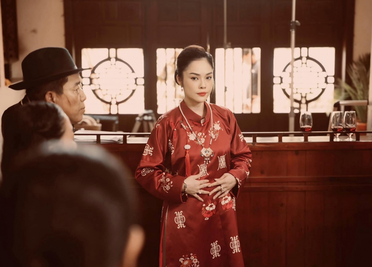 Dương Cẩm Lynh đăng tải ảnh hậu trường phim “Miền ảo vọng”. “Ngày cuối tuần của em. Mấy hôm nay làm cô Ngọc Mai mà vẫn nhớ Cô Ba của Miền ảo vọng lắm”, cô viết. (Nguồn: FBNV)