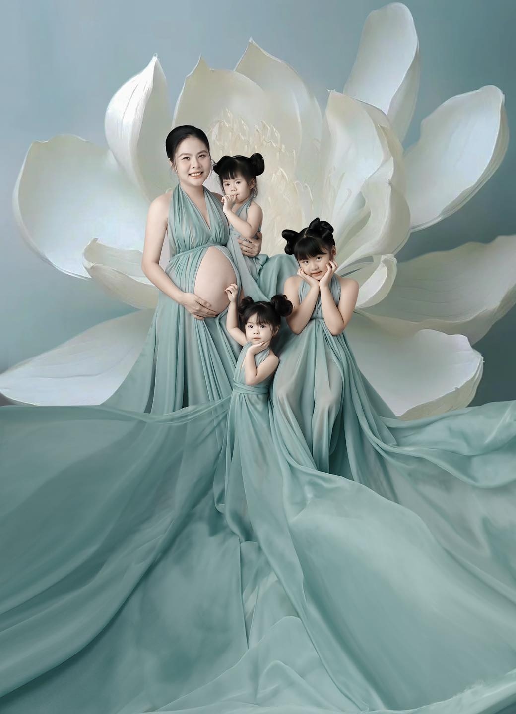 Vân Trang khoe bụng bầu lần 3 cùng ba cô con gái đáng yêu (1 bé gái lớn và 2 bé gái sinh đôi). Nữ diễn viên chia sẻ: "Ký ức tuổi lên 3 của bé Ba và bé Tư về mẹ là 'Mẹ có cái bụng bự giống gấu của Masha' và dù mẹ có giải thích bao nhiêu lần về em bé đang nằm trong bụng mẹ giống như bé Ba, bé Tư từng nằm trong đó, thì bé Ba vẫn khẳng định đinh ninh bụng mẹ bự là tại 'Mẹ ăn nhiều'". (Nguồn: FBNV)