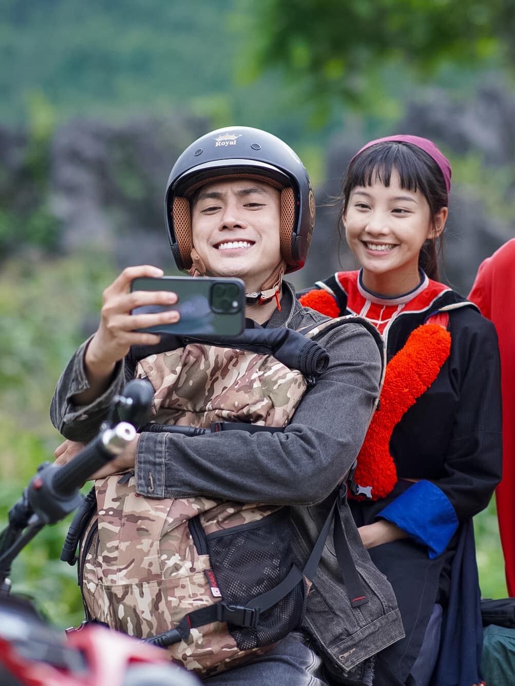 Trên trang cá nhân, Vương Anh Ole úp mở chuyện sẽ là tình địch của Chải trên trang cá nhân. Anh chàng đăng ảnh cùng với Chải và viết: “Không sợ tình địch mạnh nhưng lỡ nó mạnh quá thì sao hở Chải”.