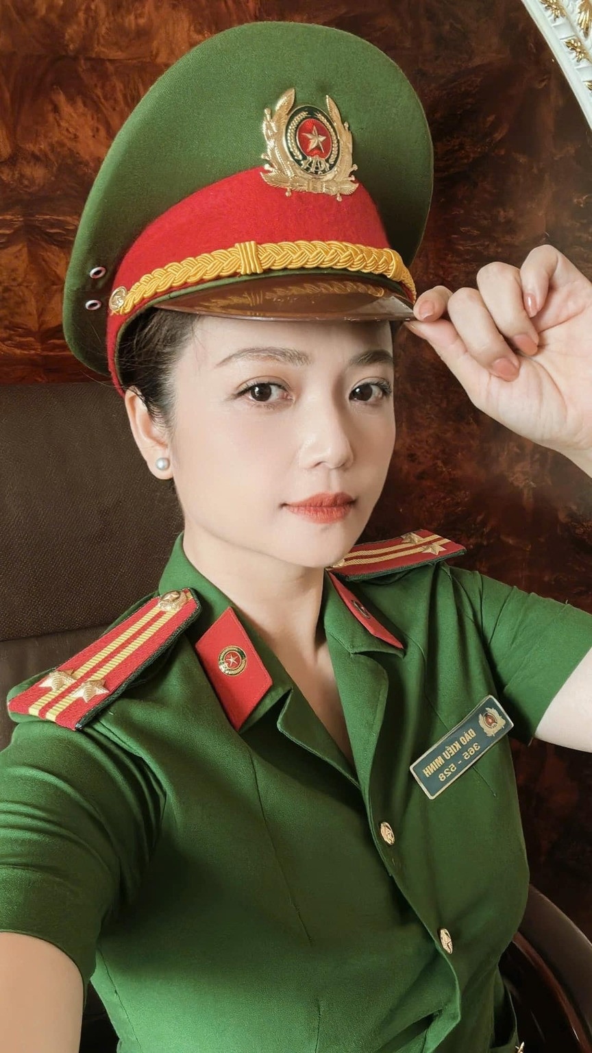 NSƯT Kiều Anh vừa đăng loạt hình hậu trường bộ phim Mật lệnh hoa sữa trên trang cá nhân. Cô viết: “Trông có tí chất nào không các đồng chí?”.