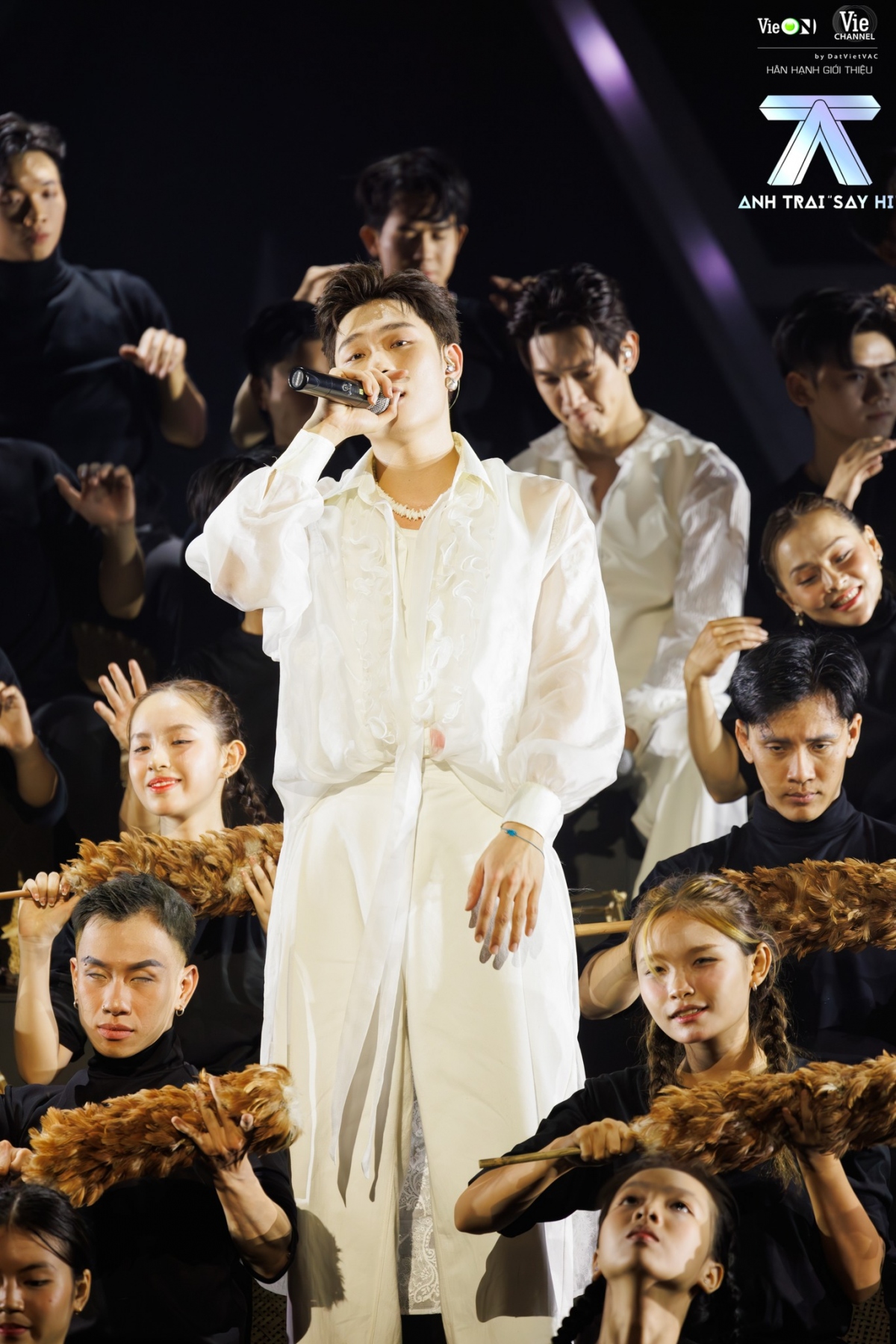 "Bao lời con chưa nói" được đánh giá là tiết mục bùng nổ nhất từ đầu chương trình Anh trai "say hi" của Dương Domic