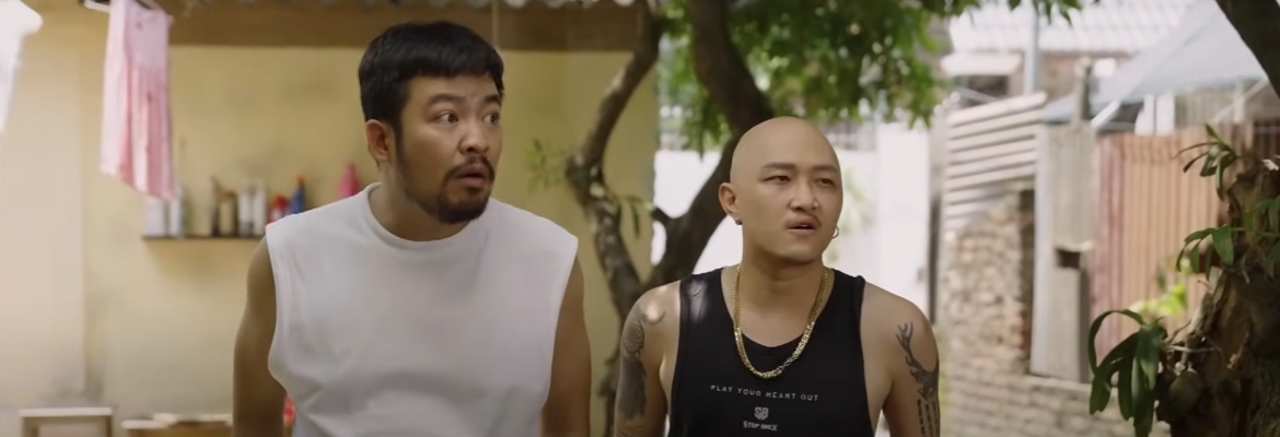 Hai người bạn của Quang đến để diễn kịch