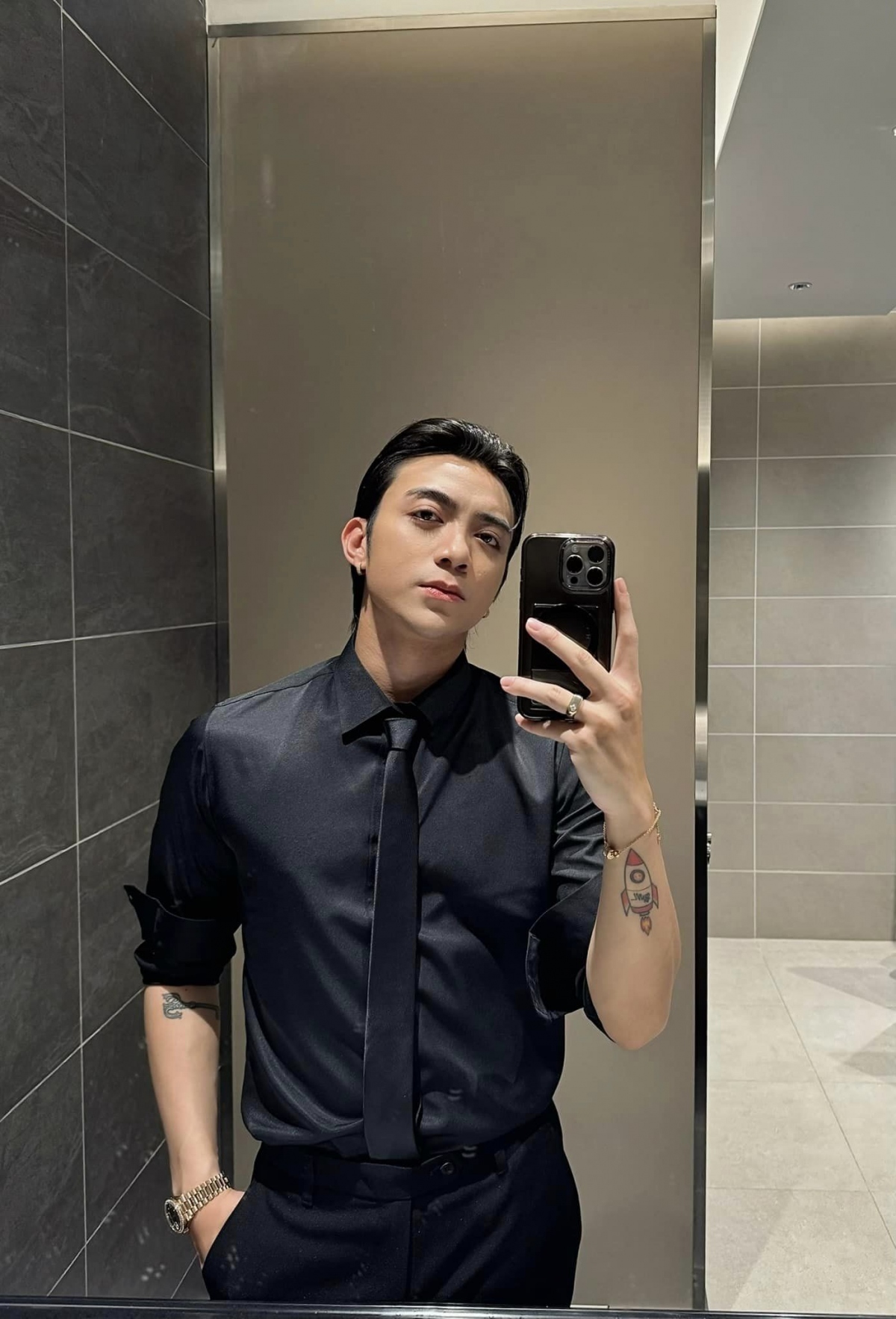 Soobin Hoàng Sơn lên đồ bảnh bao: “Hôm nay tôi đi làm nhân viên văn phòng”. (Nguồn: FBNV)
