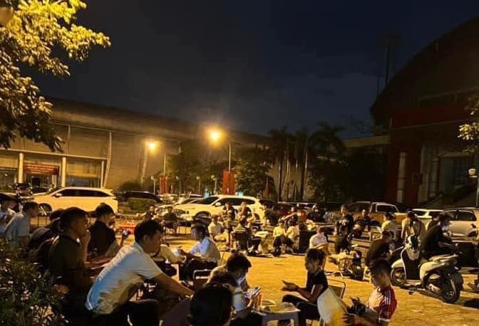 Người dân thức xuyên đêm để đấu giá đất (Ảnh: KT)