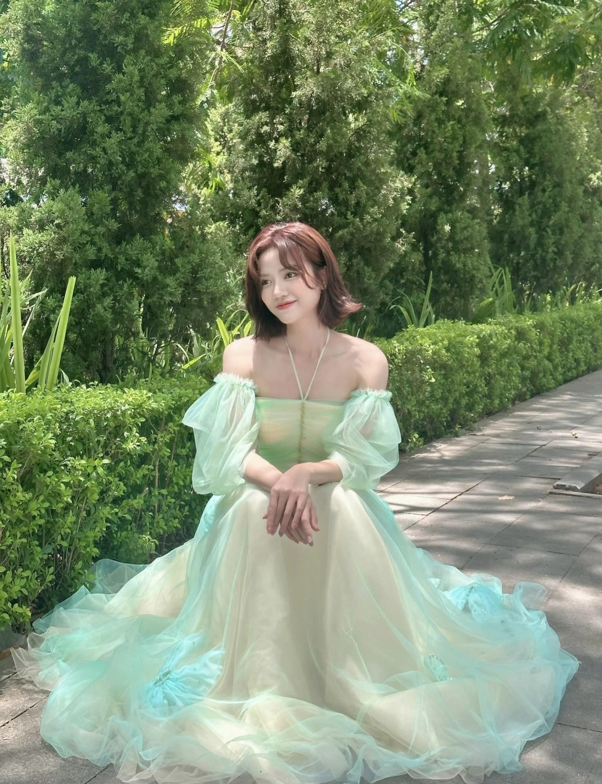 Diễn viên Anh Đào chia sẻ hình ảnh xinh đẹp trên trang cá nhân kèm chú thích: "Em thích màu xanh vì màu xanh là màu của hy vọng, màu của sự tích cực".