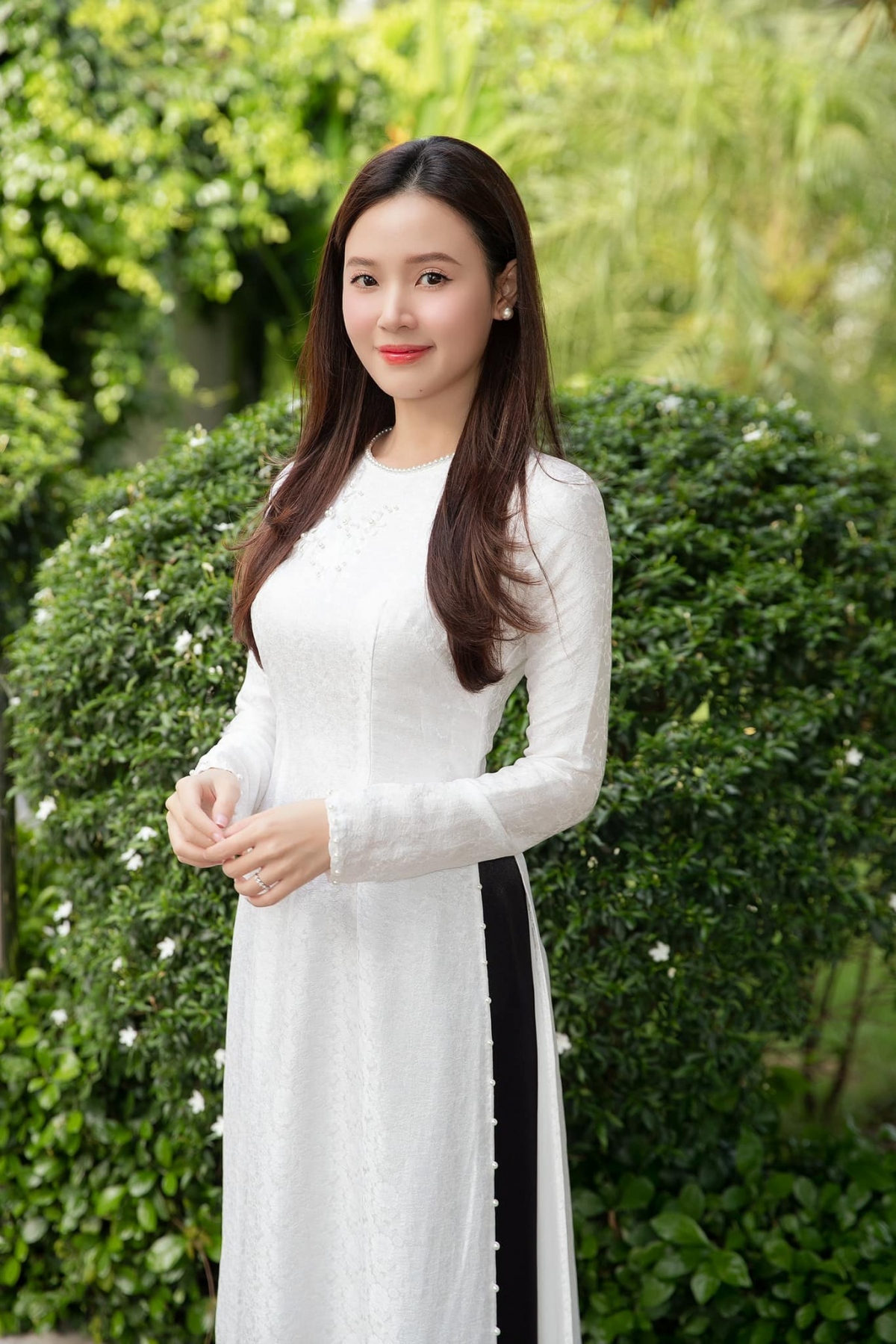Midu diện áo dài tối giản đi sự kiện, tôn nhan sắc dịu dàng. Gần đây, nữ diễn viên vướng tin đồn mang bầu con đầu lòng. (Nguồn: FBNV)