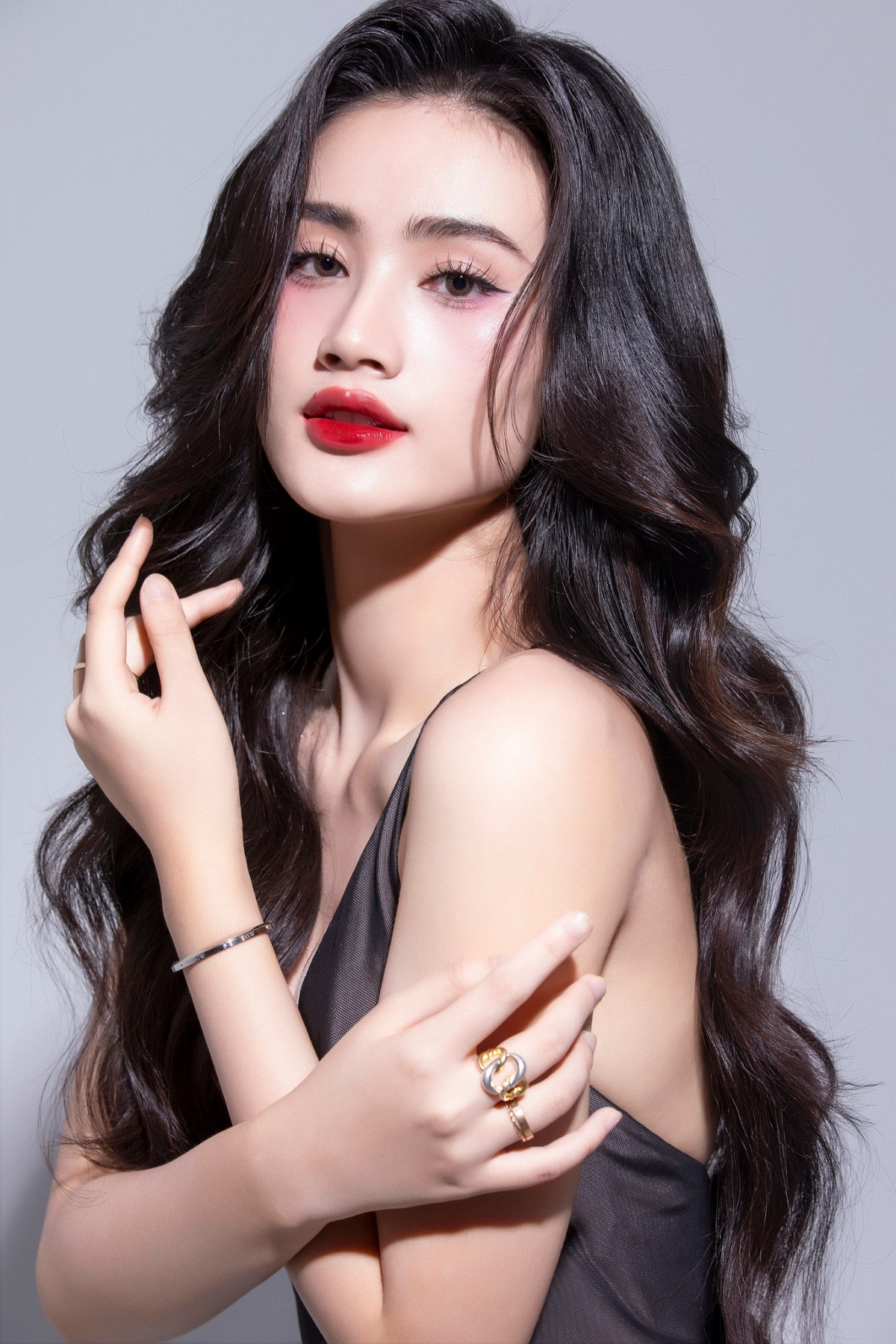 Hoa hậu Ý Nhi khoe vẻ đẹp gợi cảm trong bộ ảnh mới. Hiện tại, người đẹp đã sang Australia để tiếp tục việc học. (Nguồn: FBNV)