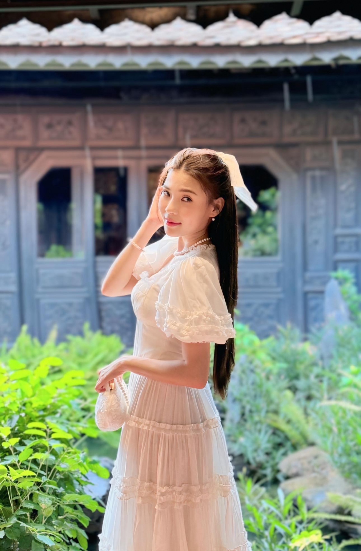 “Tiểu thư Phương Anh. Mợ hai của nhà họ Lê trong phim Miền ảo vọng”, Thúy Diễm đăng tải ảnh hậu trường phim “Miền ảo vọng”. (Nguồn: FBNV)