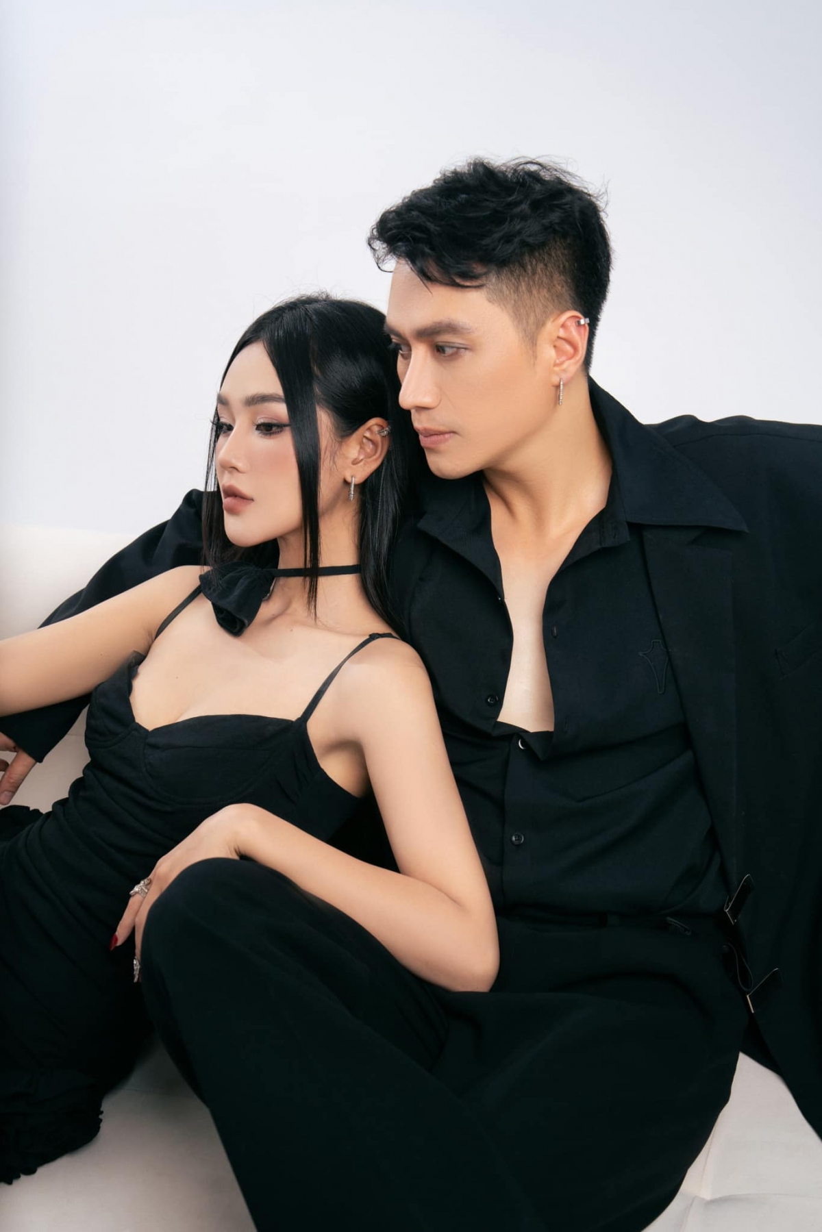 Việt Anh và Cù Thị Trà tình tứ trong bộ ảnh mới. Gần đây, cặp đôi cách nhau 18 tuổi khá tình cảm trong những bức ảnh và video hậu trường phim “Những nẻo đường gần xa”, làm dấy lên nghi vấn "phim giả tình thật". Tuy nhiên, Việt Anh đã phủ nhận tin đồn này. (Nguồn: FBNV)