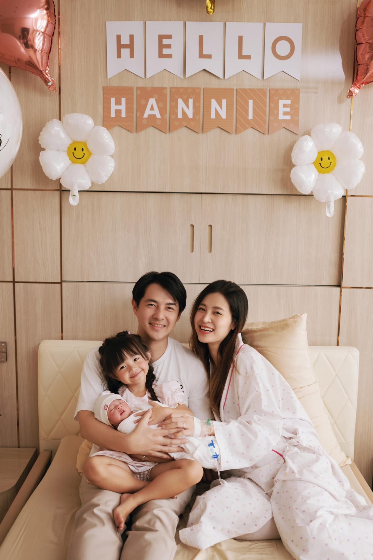Đông Nhi vừa hạ sinh con thứ hai - bé Hannie (tên thật là Ông Gia Hân) vào ngày 21/8 tại một bệnh viện ở TP.HCM. "Con vừa chào đời rạng sáng hôm qua, ngày 21/8/2024, lần này mẹ đã có kinh nghiệm hơn nên trộm vía cả Hannie và mẹ đều rất khỏe. Ba thì vẫn túc trực bên ba mẹ con, còn chị hai Winnie thì đúng nghĩa mê em không rời luôn ạ", Đông Nhi hạnh phúc chia sẻ trên trang cá nhân. 