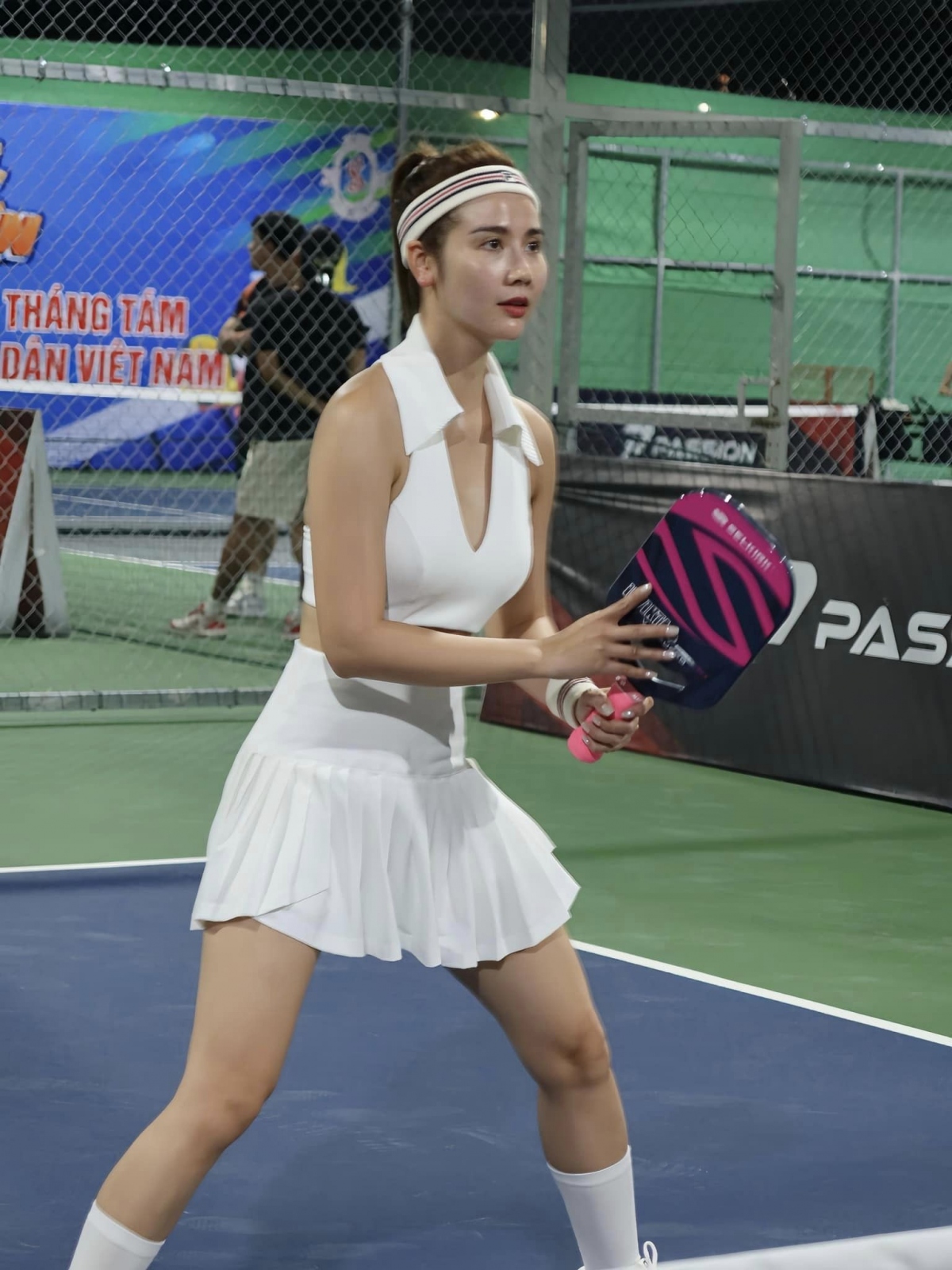 “Tập luyện hàng ngày, tiến bộ từng ngày”, Huyền Lizzie năng nổ trên sân pickleball. (Nguồn: FBNV)