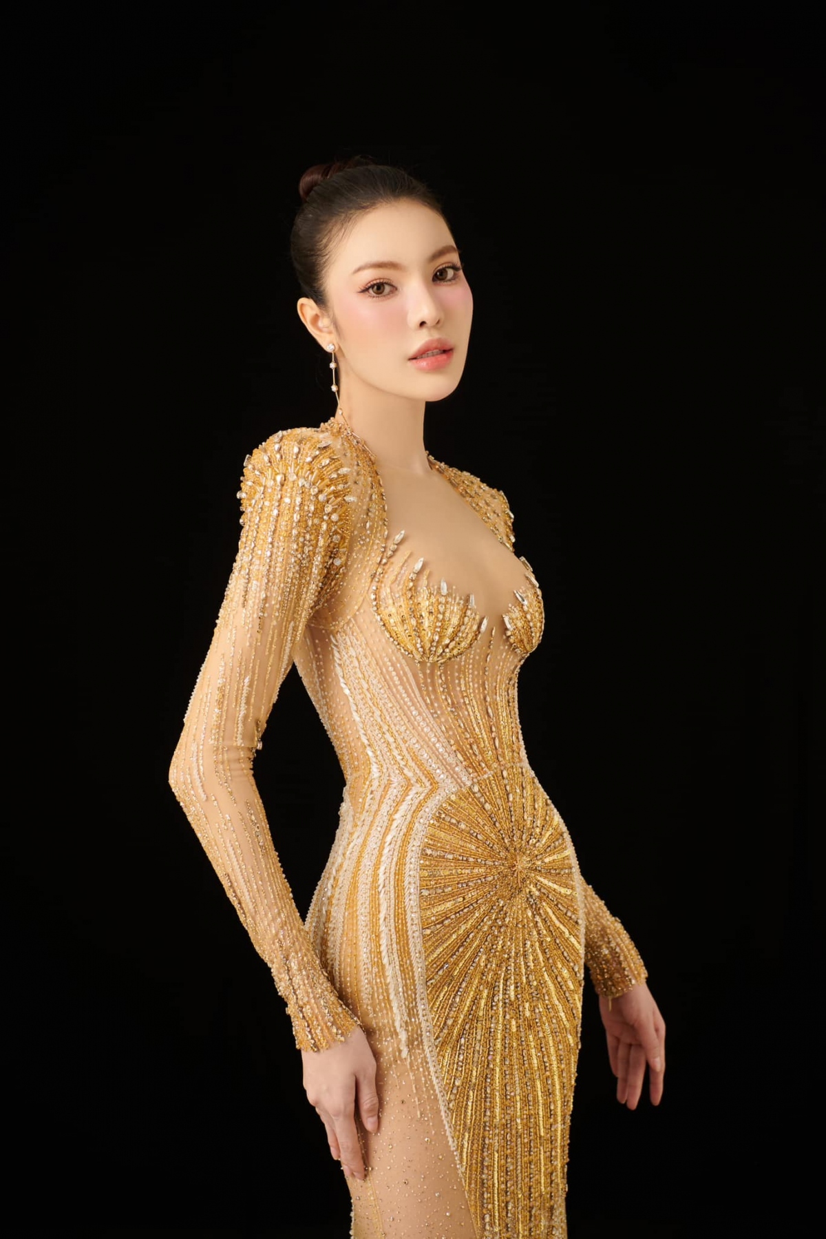 Nguyễn Tường San trong trang phục dạ hội tại cuộc thi Miss International Queen 2024: “Với chất liệu lưới nhũ vàng đồng cùng các viên pha lê lấp lánh tạo hiệu ứng về thị giác, trang phục dạ hội lần này hứa hẹn sẽ giúp Tường San tỏa sáng trên sân khấu rỡ của Miss International Queen 2024”. (Nguồn: FBNV)
