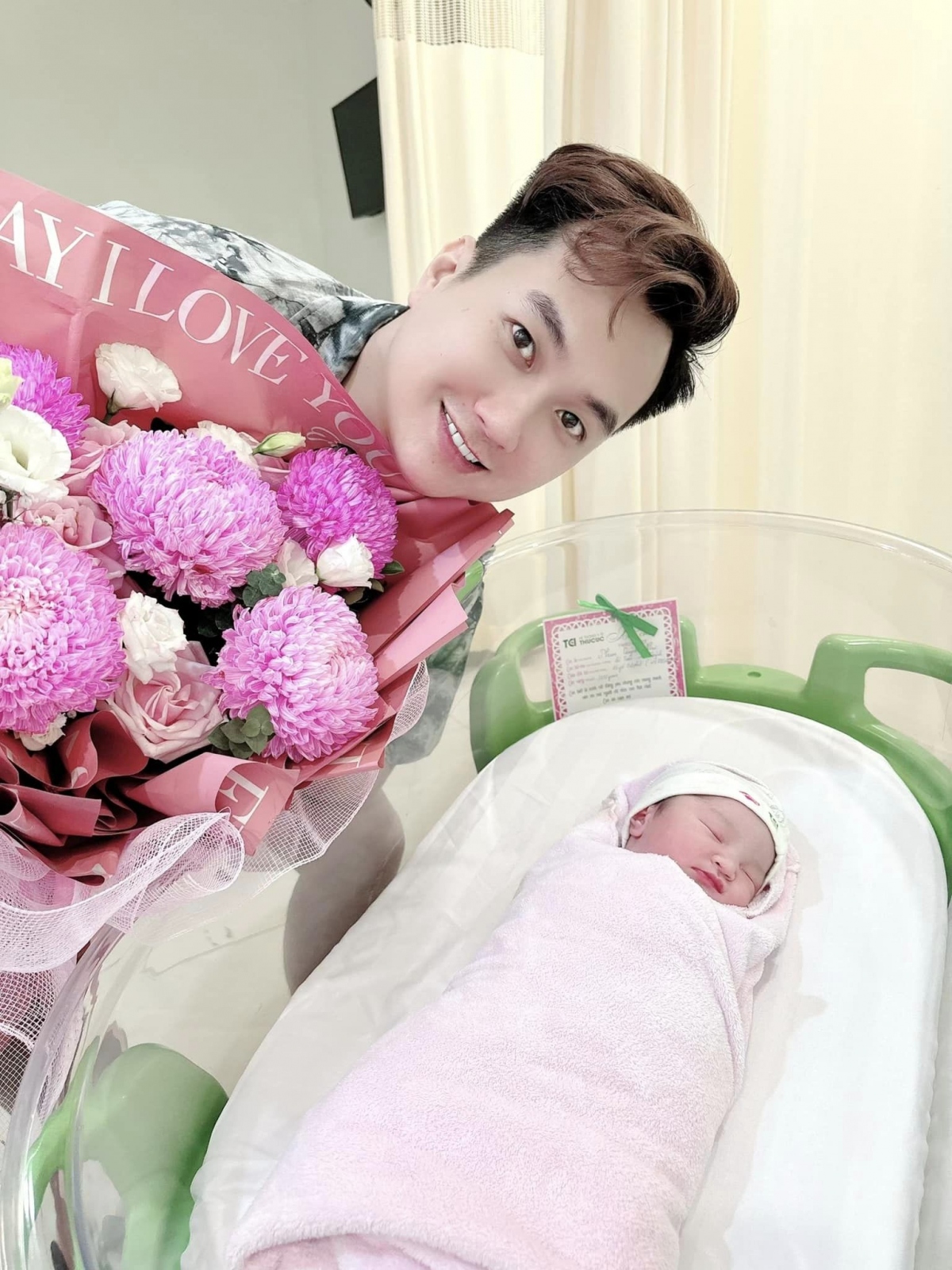 Diễn viên Anh Tuấn đón con thứ hai. “Thế giới có thêm một em bé. Còn ba mẹ có thêm một thế giới. Chúc mừng mẹ con mình đã vượt cạn thành công sau combo đau đẻ thường + mổ. Yumi chào cả nhà ạ”, anh chia sẻ trên trang cá nhân. (Nguồn: FBNV)