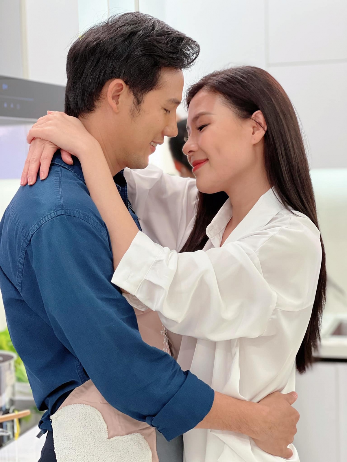 Thúy Diễm đăng tải khoảnh khắc tình tứ bên Thanh Thức. Hai diễn viên đang đóng cặp trong phim “Tình yêu bất tử”. (Nguồn: FBNV)
