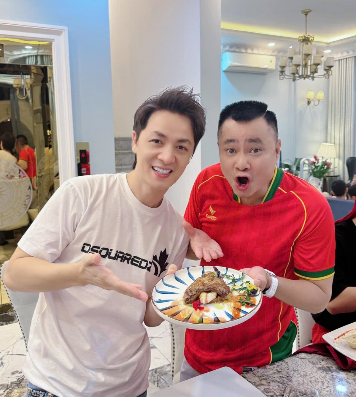"Những ngày anh em tập luyện vất vả cũng là những ngày được gần nhau nhất, ấm áp nhất", ca sĩ Đăng Khôi viết.