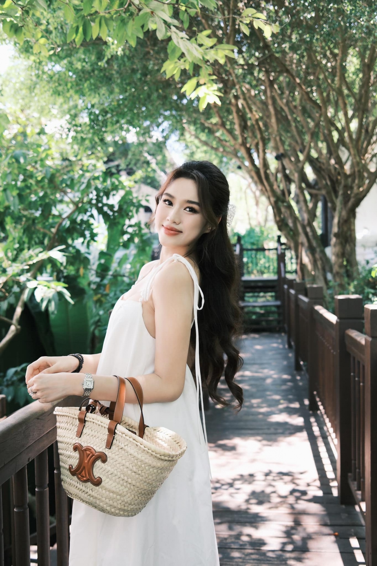 “Mát lành như dòng suối. Tâm hồn mới chớm hai ba”, Hoa hậu Đỗ Hà khoe vẻ đẹp trong trẻo. (Nguồn: FBNV)