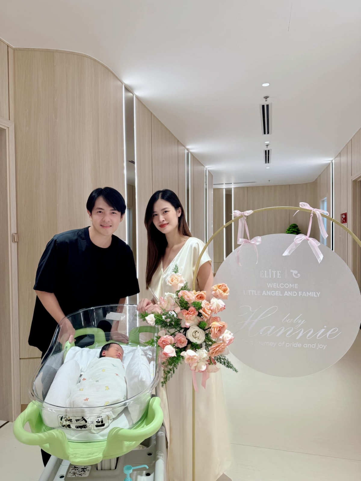 Đông Nhi xuất viện sau khi sinh con gái thứ hai. “Hôm nay là ngày Hannie xuất viện để lần đầu được về với ngôi nhà nhỏ của mình. Trộm vía con sẽ măm măm thật giỏi cho mau lớn để chơi cùng chị Winnie ạ”, nữ ca sĩ viết. (Nguồn: FBNV)