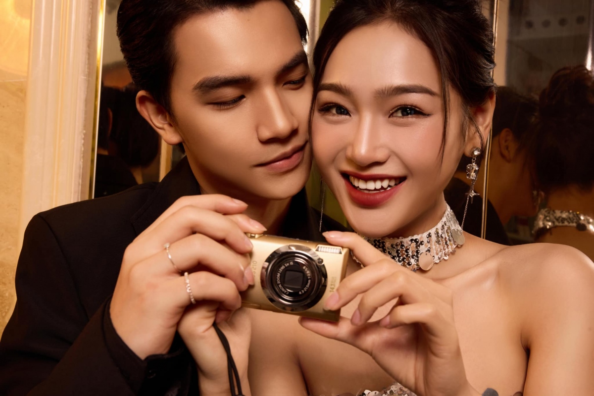 Cù Thị Trà tình tứ bên Việt Hoàng trong bộ ảnh mới. Hai diễn viên đang tham gia bộ phim “Những nẻo đường gần xa”: “Dũng hứa sẽ bên cạnh chị Đông mà đến lúc cả nhà ai cũng có cặp thì nó để chị một mình”. (Nguồn: FBNV)