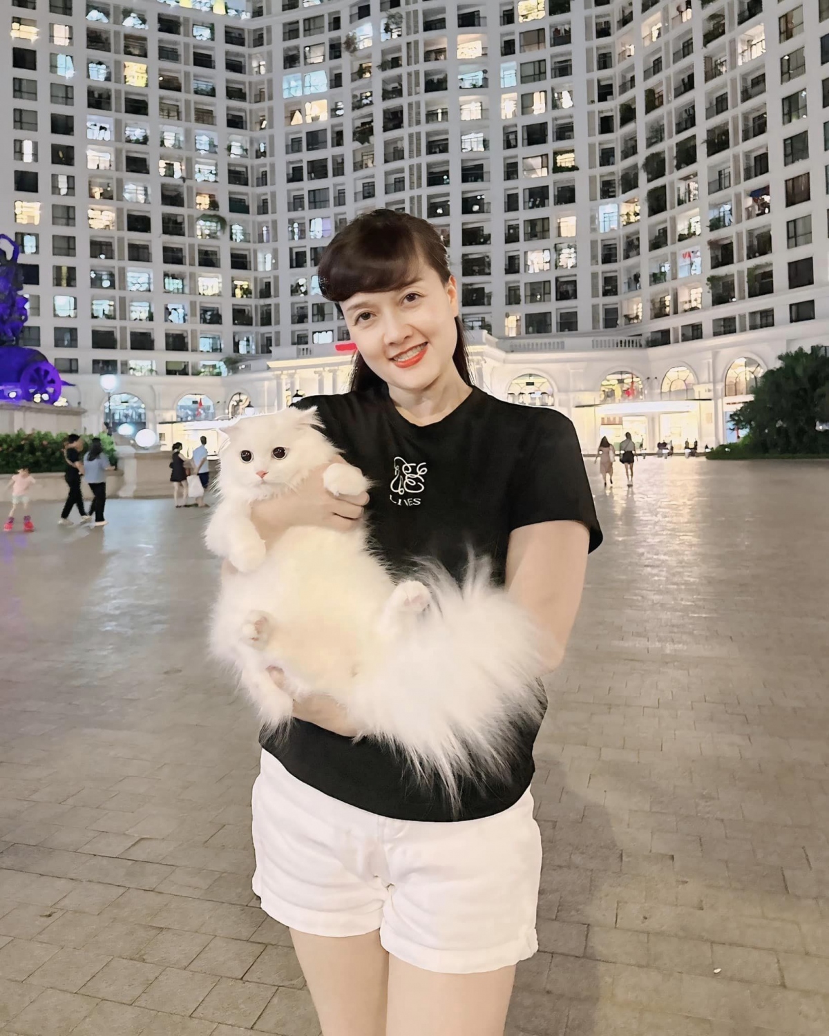 Nghệ sĩ Vân Dung đăng ảnh cùng mèo cưng: “Mẹ cho em bé của mẹ đi chơi trung thu sớm”. (Nguồn: FBNV)