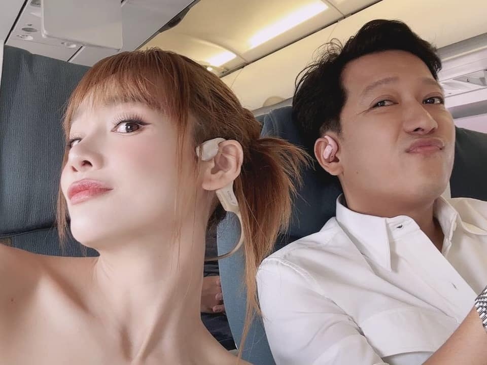 Nhã Phương đăng ảnh nhí nhảnh cùng ông xã Trường Giang trên máy bay: “Rồi tới công chuyện, dạo này bé nọng đi đâu mất tiêu rồi”. (Nguồn: FBNV)